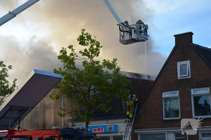 Grote uitslaande brand in pizzeria