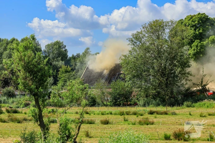 Veel rook bij uitslaande brand in buurtboerderij