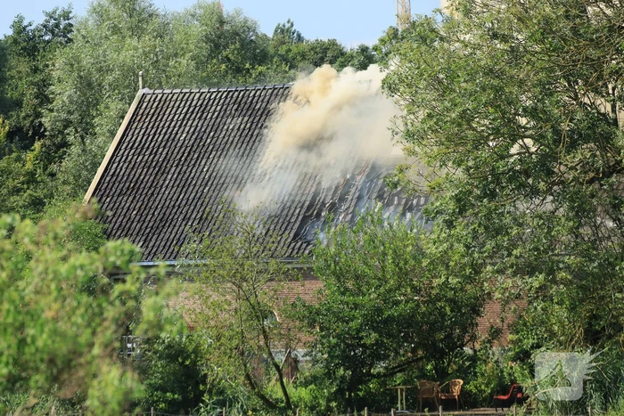Veel rook bij uitslaande brand in buurtboerderij