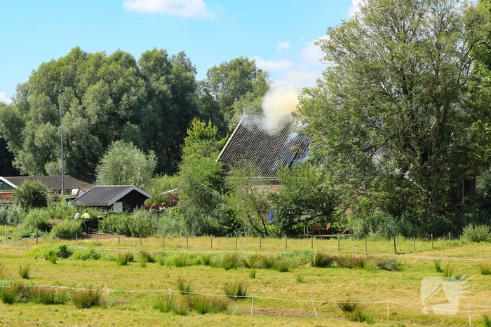 Veel rook bij uitslaande brand in buurtboerderij