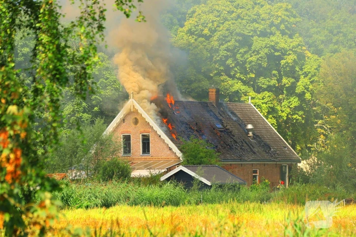Veel rook bij uitslaande brand in buurtboerderij