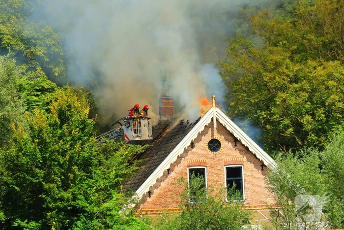 Veel rook bij uitslaande brand in buurtboerderij