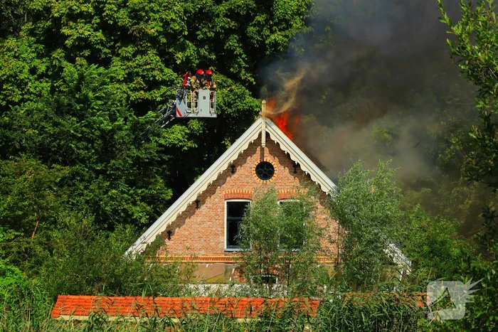 Veel rook bij uitslaande brand in buurtboerderij