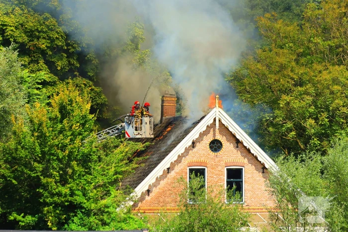 Veel rook bij uitslaande brand in buurtboerderij
