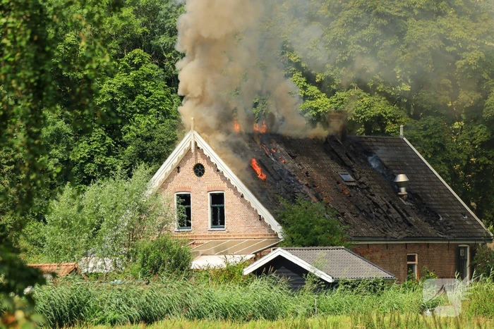 Veel rook bij uitslaande brand in buurtboerderij