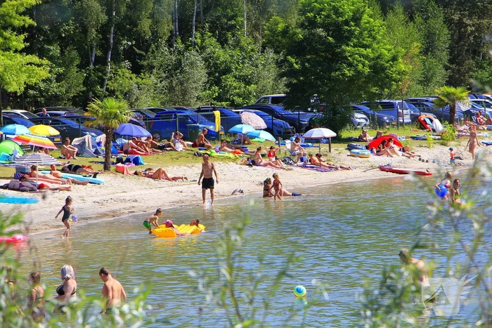 Wachtrijen door enorme drukte bij dagstrand
