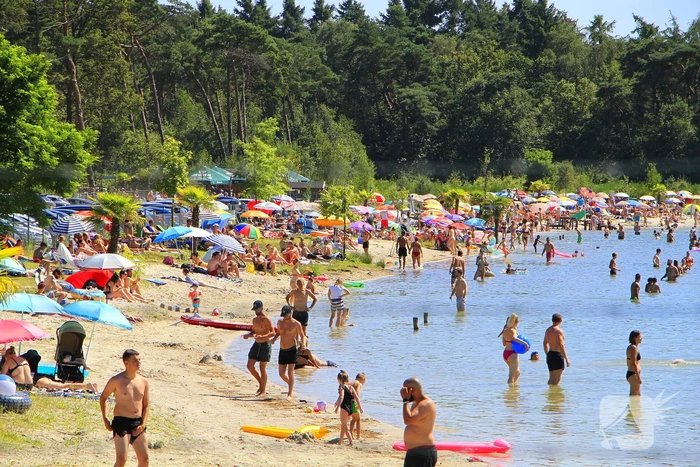 Wachtrijen door enorme drukte bij dagstrand