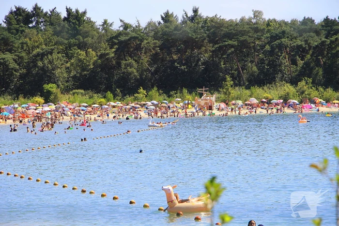 Wachtrijen door enorme drukte bij dagstrand