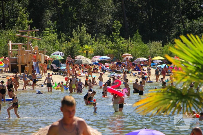 Wachtrijen door enorme drukte bij dagstrand
