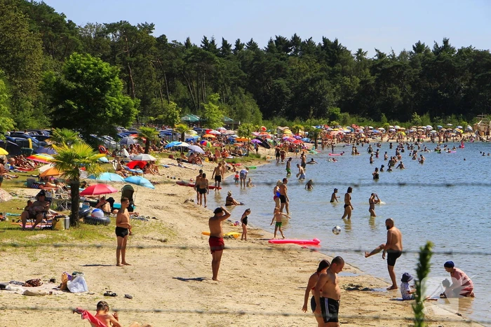 Wachtrijen door enorme drukte bij dagstrand