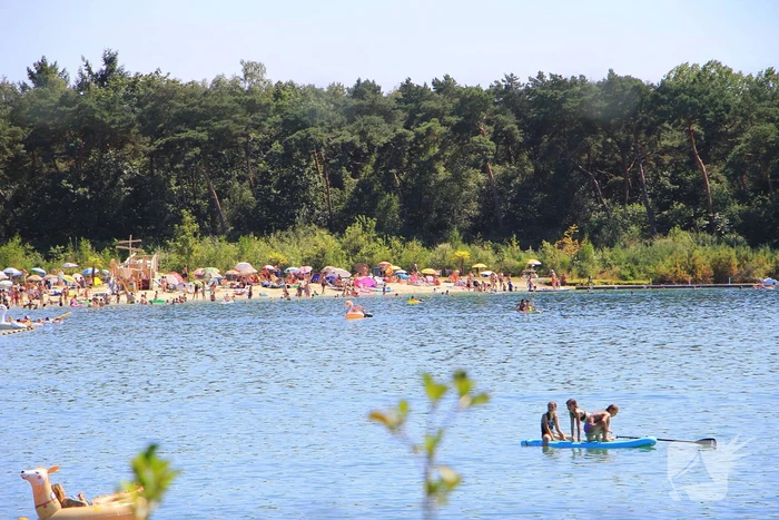 Wachtrijen door enorme drukte bij dagstrand