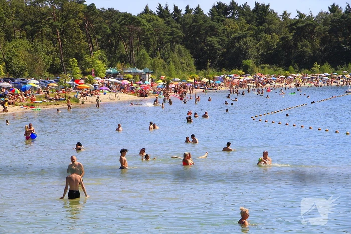 Wachtrijen door enorme drukte bij dagstrand
