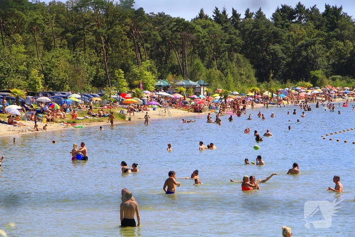 Wachtrijen door enorme drukte bij dagstrand