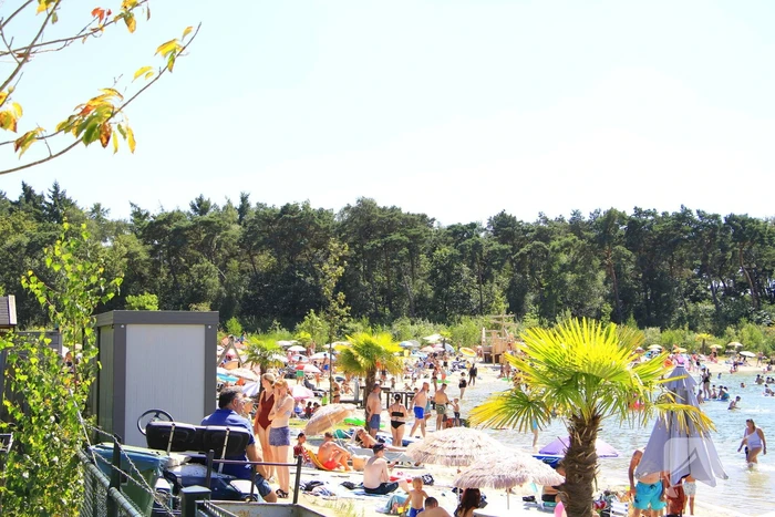 Wachtrijen door enorme drukte bij dagstrand