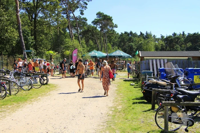 Wachtrijen door enorme drukte bij dagstrand