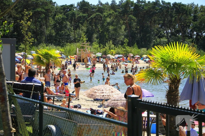 Wachtrijen door enorme drukte bij dagstrand