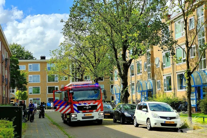 Brandweer ventileert woning na keukenbrand
