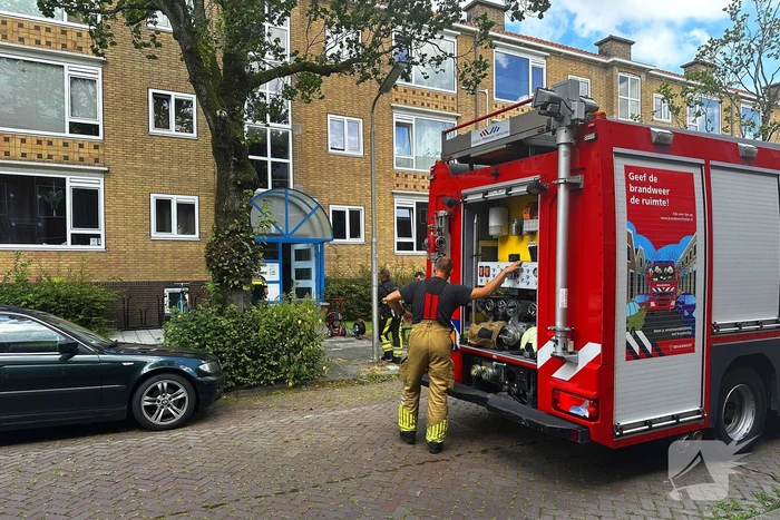 Brandweer ventileert woning na keukenbrand