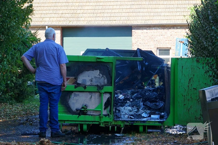 Bouwcontainer vat vlam