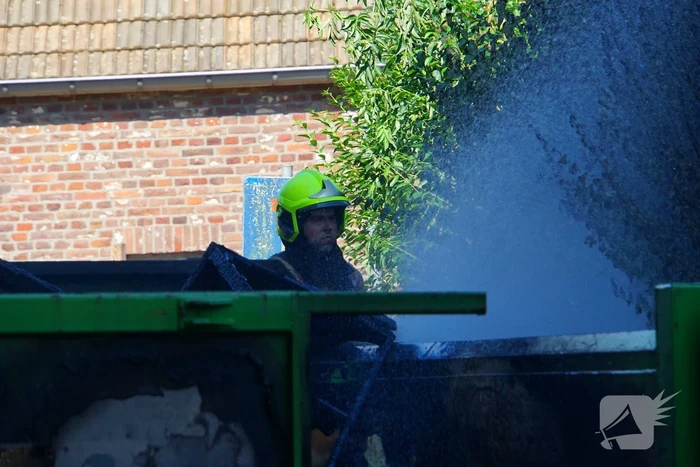 Bouwcontainer vat vlam