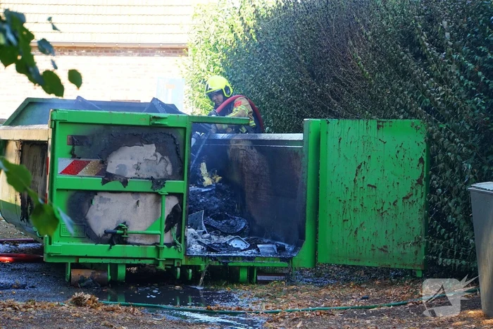 Bouwcontainer vat vlam
