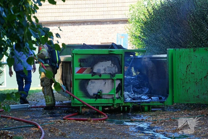 Bouwcontainer vat vlam