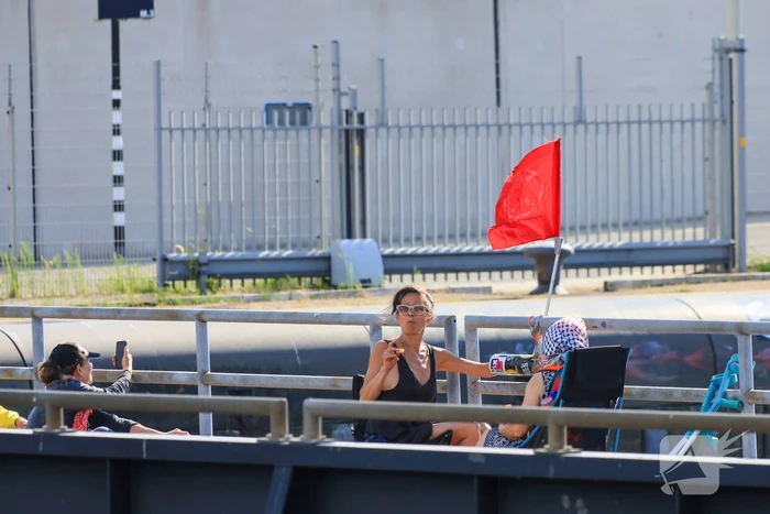 Extinction Rebellion demonstreerd bij zeesluis