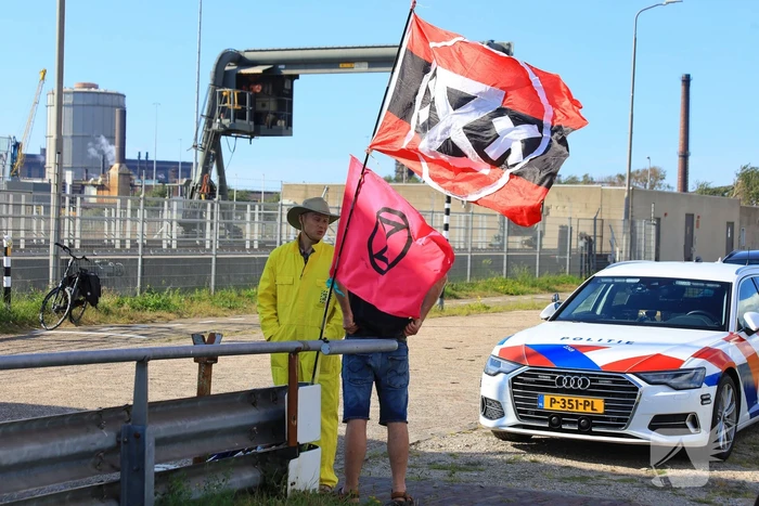Extinction Rebellion demonstreerd bij zeesluis