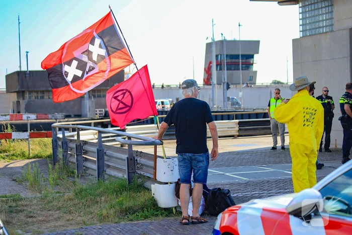 Extinction Rebellion demonstreerd bij zeesluis