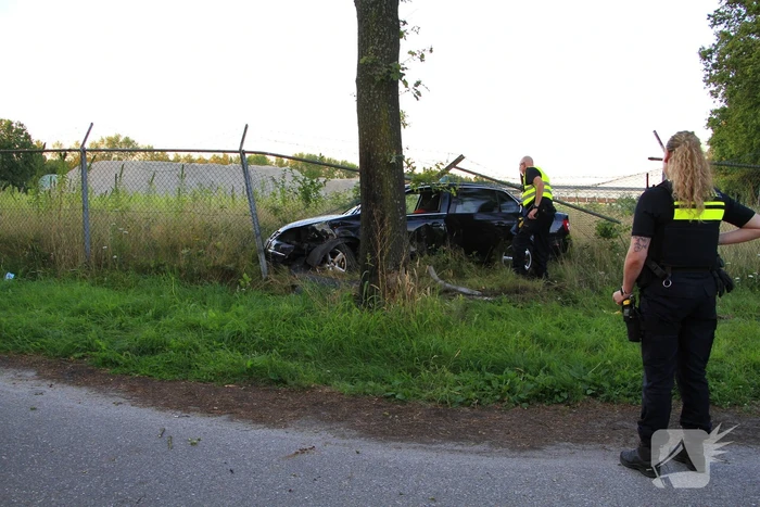 Automobilist vermoedelijk onder invloed ramt boom en hekwerk