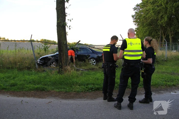 Automobilist vermoedelijk onder invloed ramt boom en hekwerk