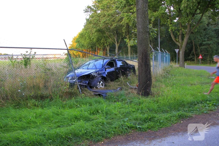 Automobilist vermoedelijk onder invloed ramt boom en hekwerk