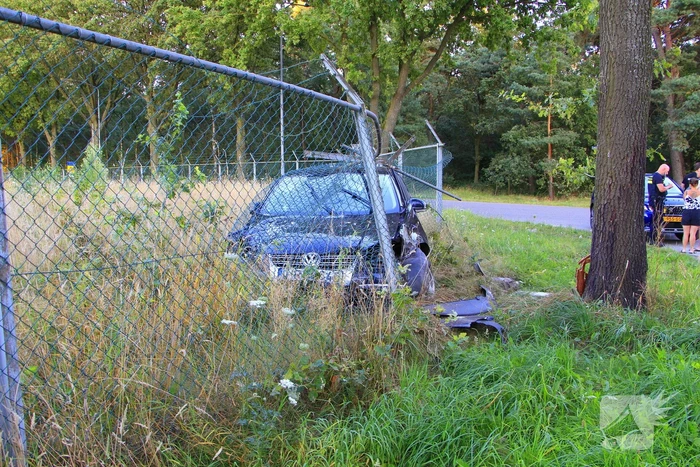 Automobilist vermoedelijk onder invloed ramt boom en hekwerk