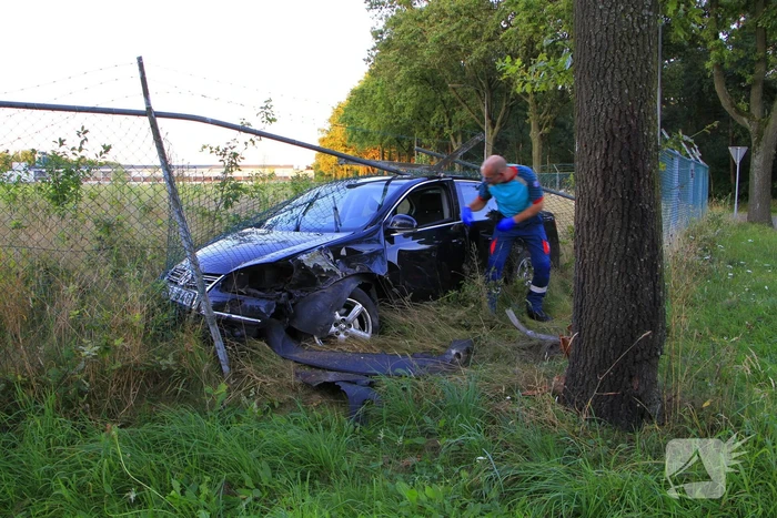 Automobilist vermoedelijk onder invloed ramt boom en hekwerk