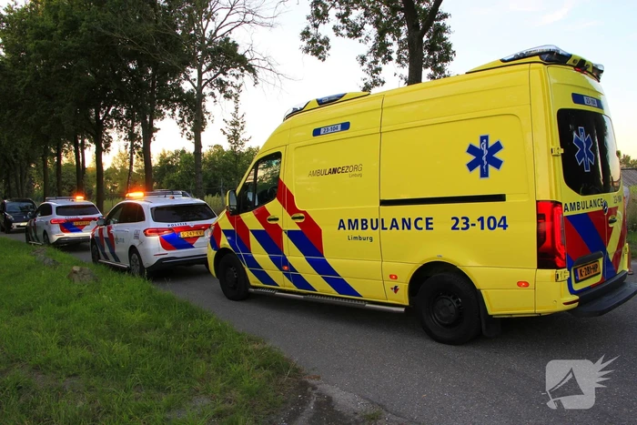 Automobilist vermoedelijk onder invloed ramt boom en hekwerk