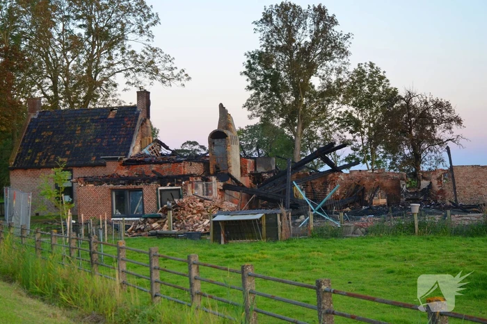 Boerderij verwoest na grote brand