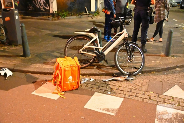 Maaltijdbezorger gewond bij botsing met concurrent