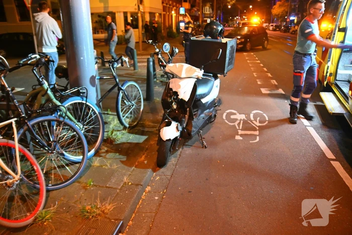 Maaltijdbezorger gewond bij botsing met concurrent