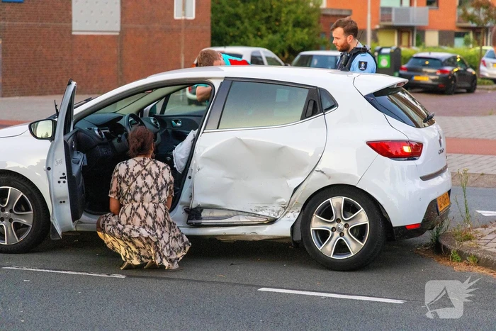 Gewonde en voertuigen zwaar beschadigd na aanrijding