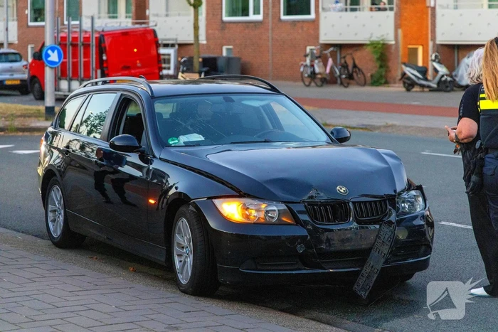 Gewonde en voertuigen zwaar beschadigd na aanrijding