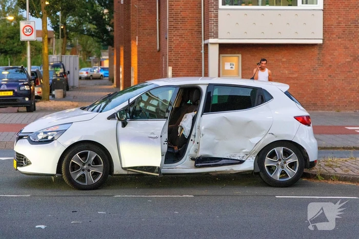 Gewonde en voertuigen zwaar beschadigd na aanrijding