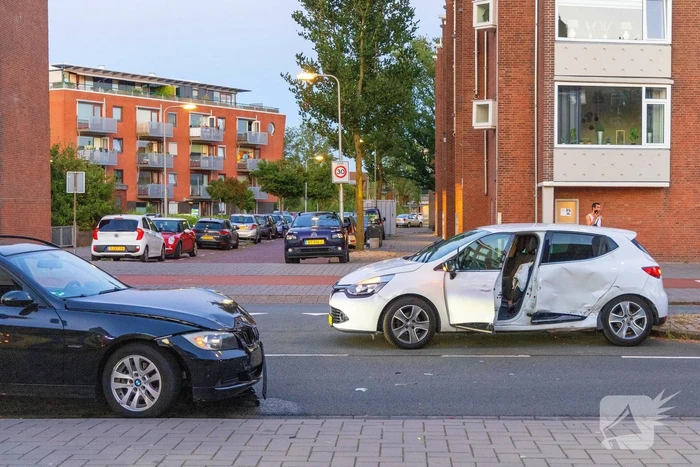Gewonde en voertuigen zwaar beschadigd na aanrijding