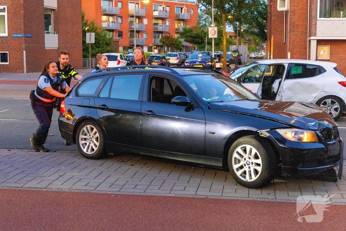 Gewonde en voertuigen zwaar beschadigd na aanrijding