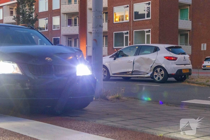 Gewonde en voertuigen zwaar beschadigd na aanrijding