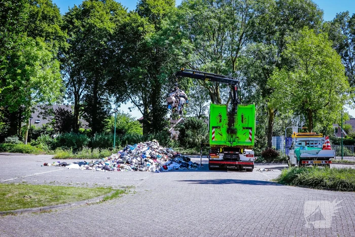 Lading vuilniswagen vat vlam