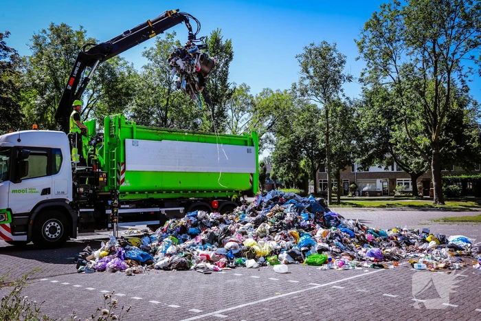 Lading vuilniswagen vat vlam