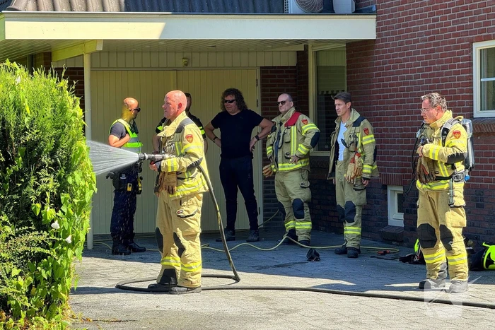 Coniferenhaag bij woning in brand
