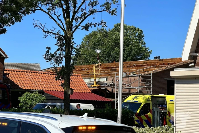 Persoon valt meters door dak