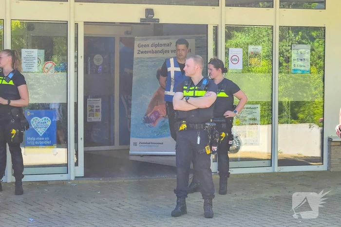 Beveiliging en politie ingezet voor megadrukte bij zwembad