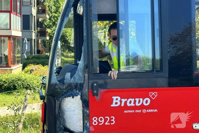 Camper botst op lijnbus